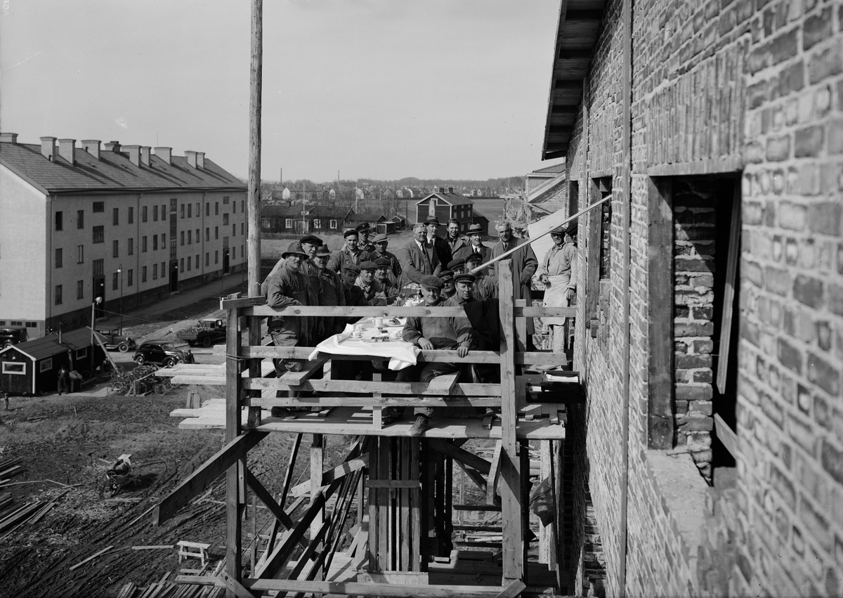 Paul Sandberg, Taklagskaffe med byggmästaren Anders Diös, kvarteret Botvid, Uppsala 1937