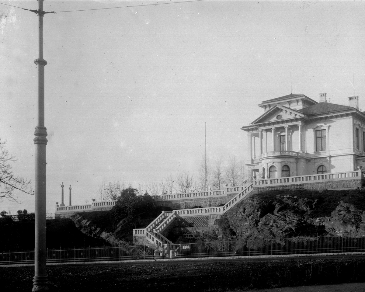 Gustav Borgen, Stort hus og hageanlegg.