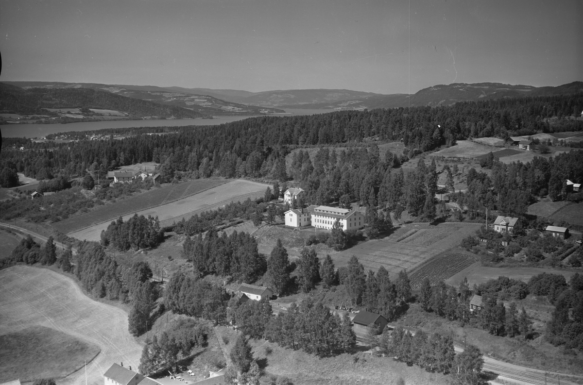 Anno Domkirkeodden, Flyfoto av Ringsaker Folkehøgskole. Landskap.