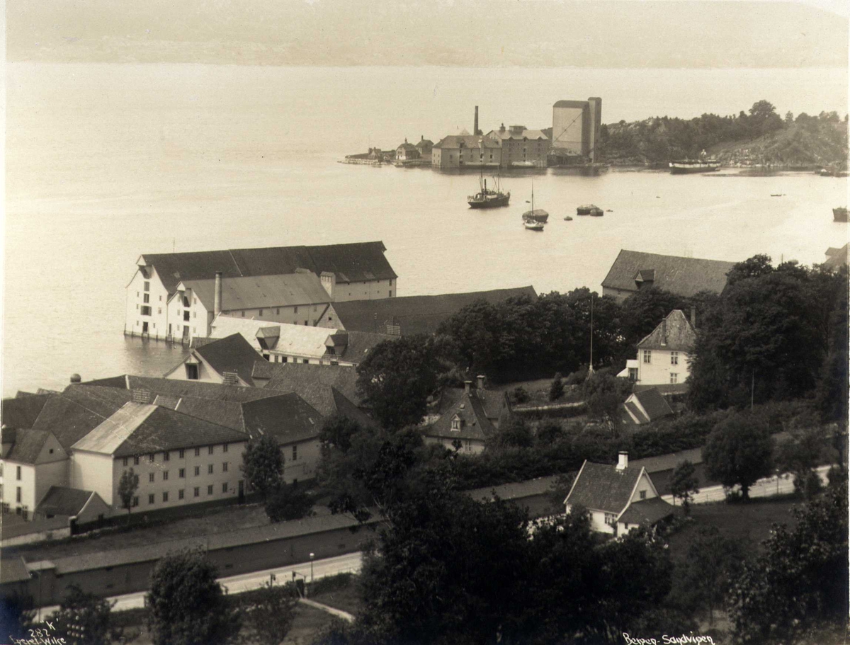 Anders Beer Wilse, Oversikt over havneområde med brygger og båter, Sandviken, Bergen, Hordaland. Fotografert 1912.