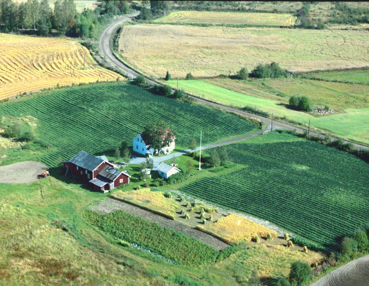 Widerøes Flyveselskap A/S, Flyfoto, Løten. Nordre Volla (Gnr 0415-227/20) på Ådalsbruk. Soplimkroken 348