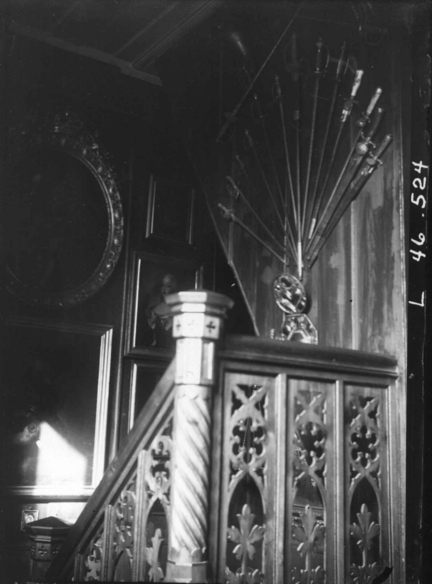 Fredrik Emil Faye, Interiør, Dal gård, Ullensaker. Oppgangen med utskåret rekkverk, ca. 1898. Fra serie fotografert av kammerherre Fredrik Emil Faye (1844-1903), gårdens eier.