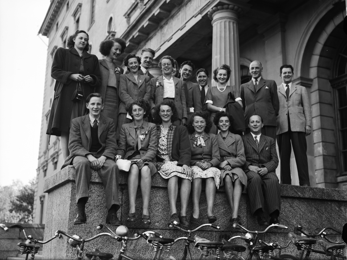 Paul Sandberg, Unga engelska kooperatörer på uppsalabesök, Carolina Redivivas trappa, Uppsala 1947