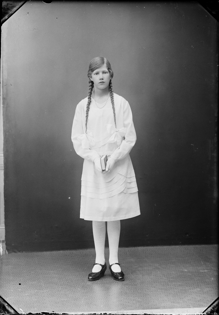 Skötsner-Edhlund, Ateljéporträtt - Greta Andersson från Raggarön, Börstil socken, Uppland