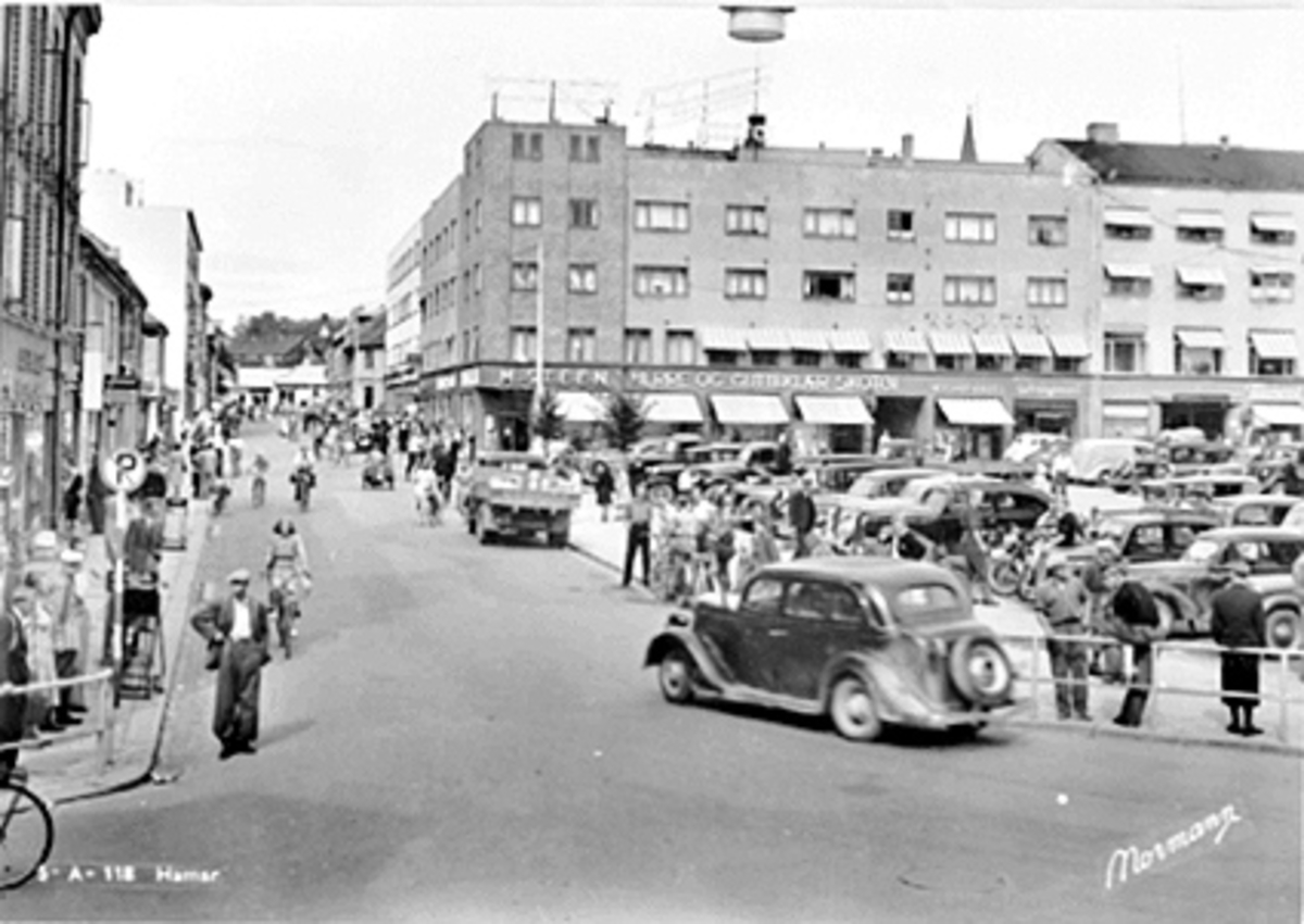 Anno Domkirkeodden, FRA ØSTRE TORG KRYSSET VANGSVEGEN/TORGGATA, STOR TRAFIKK, MYE FOLK,