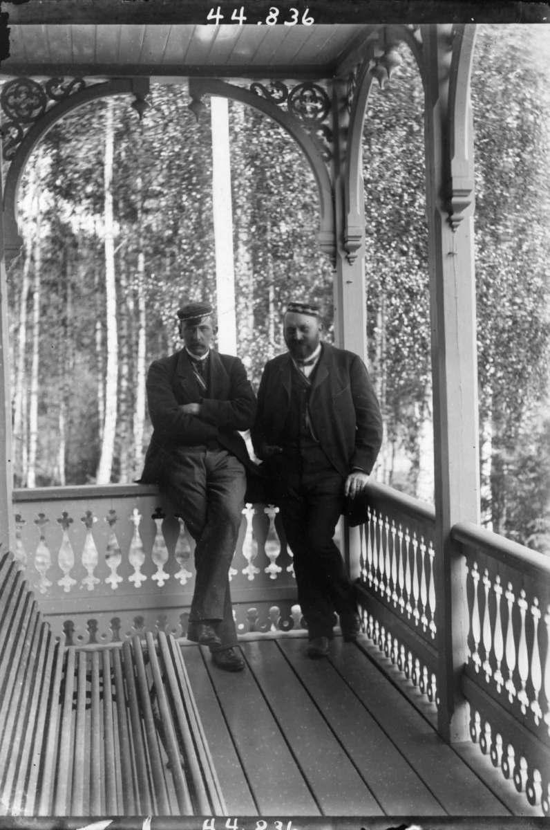 Fredrik Emil Faye, Dobbeltportrett, kammerherre Fredrik Emil Faye til venstre med tysk studentervenn, ca. 1890. Fra portrettserie av personer som bodde på eller besøkte Dal gård, Ullensaker, fotografert av gårdens eier, kammerherre Fredrik Emil Faye (1844-1903) i årene 1875-1900.