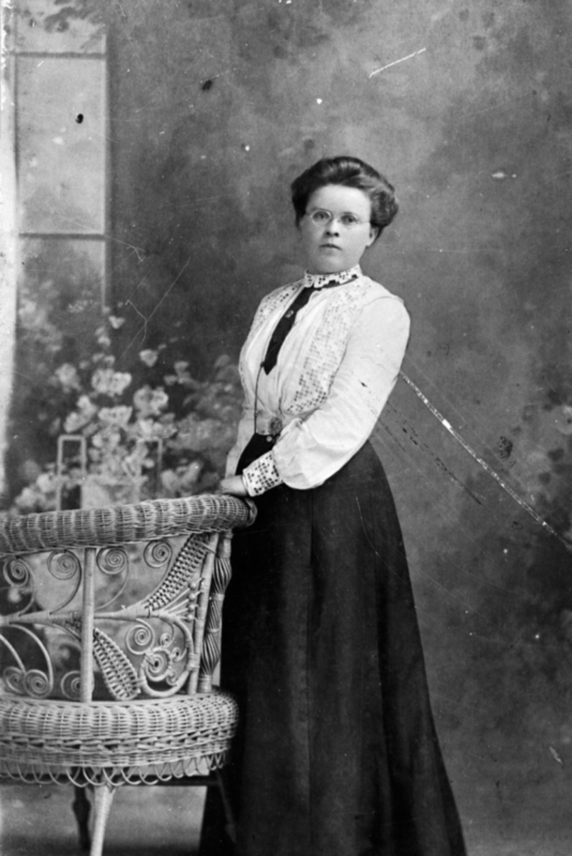 Anno Domkirkeodden, Ragna Evensdatter Raknerud f.1882, Raknerud søndre, Helgøya. Reiste til Amerika i 1905 og bodde i Montana. Gift der med John Swanson.