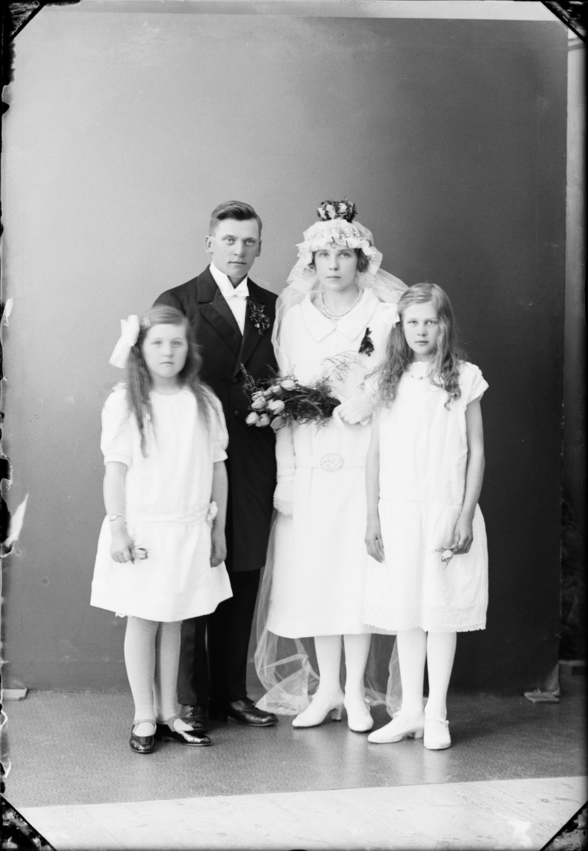 Skötsner-Edhlund, The Bridal Couple Eriksson from Karlberg, Harg parish, Uppland 1927