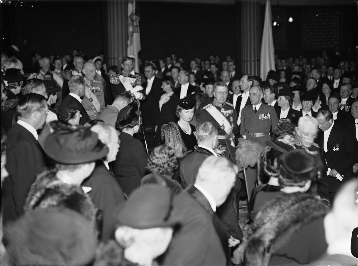 Paul Sandberg, Kronprins Gustav Adolf, prinsessan Sibylla och kung Gustav V i samband med Karl Johansförbundets minnesbankett i Universitetsaulan