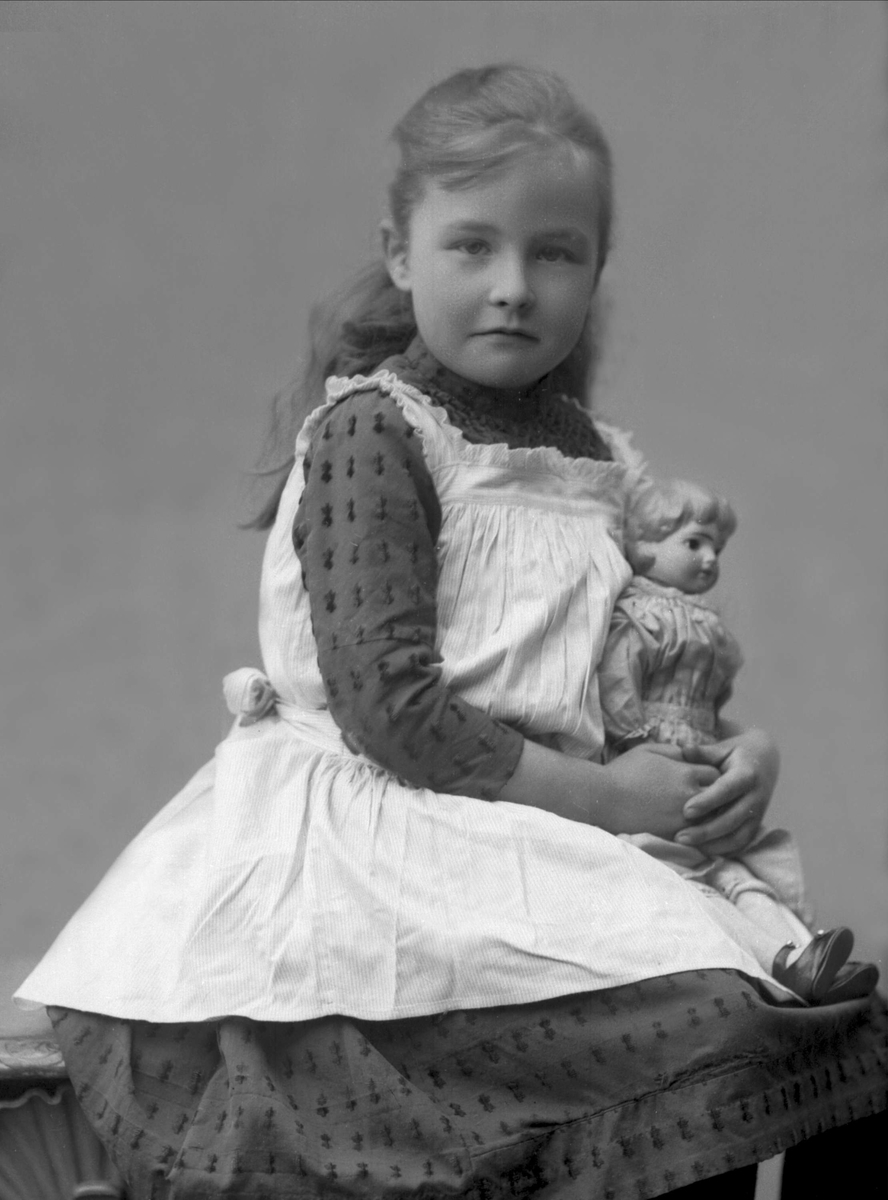 Gustav Borgen, Portrett, liten pike med dukke. Maleren Arboes datter.