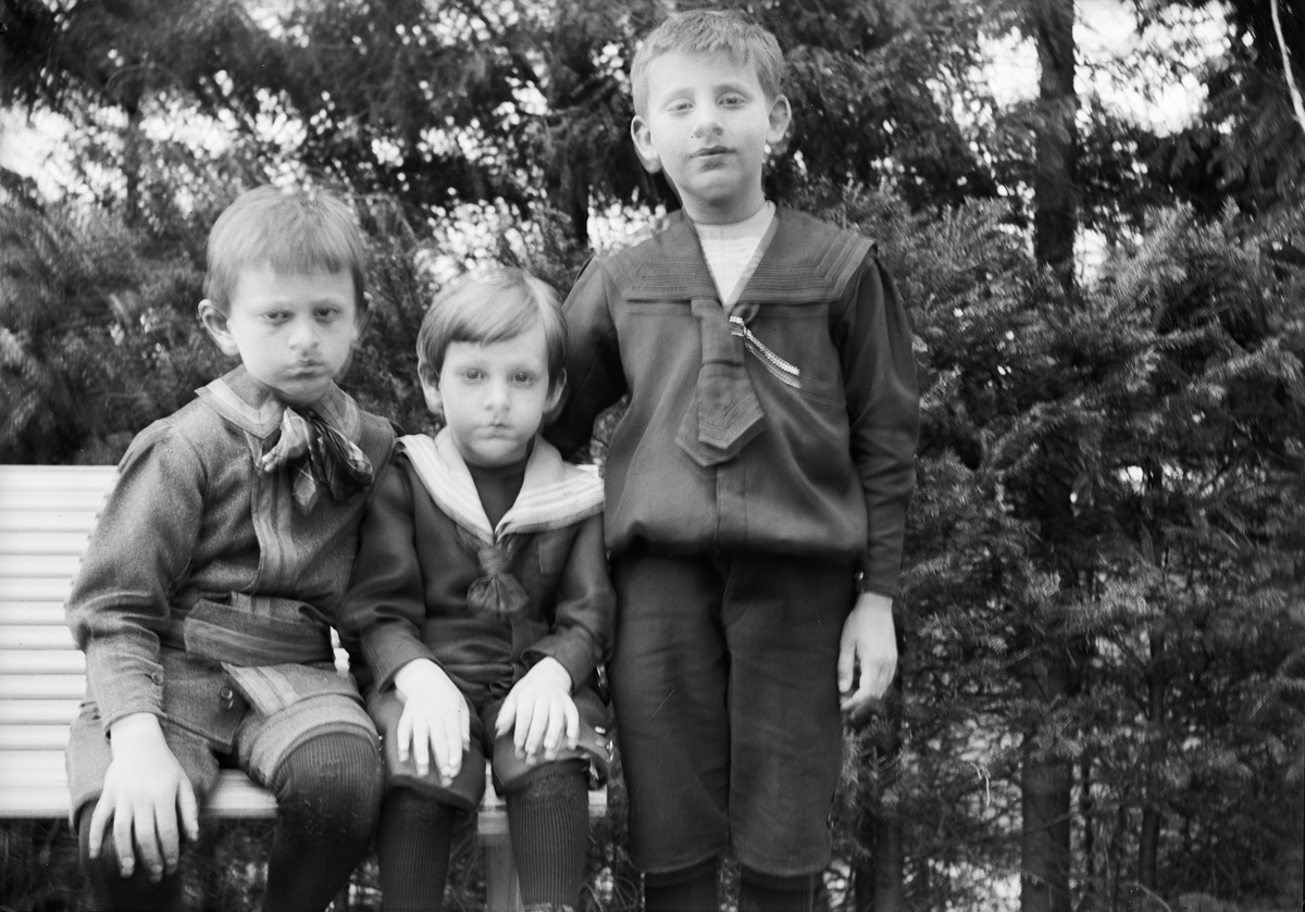 Okänd,, Roland, Alf och Ingemar Liljefors ute i trädgård, sannolikt i Sverige