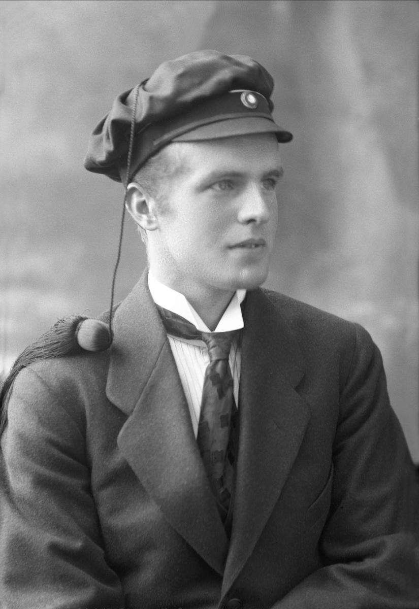 Gustav Borgen, Portrett, mann med studentlue. Student Gunstein Studahl.