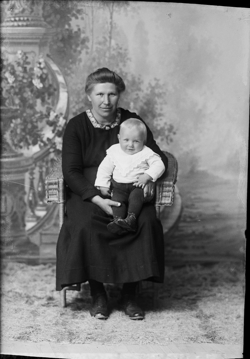 Skötsner-Edhlund, Ateljéporträtt - fru och barn till skogvaktare W Karlsson från Sanda, Harg socken, Östhammar, Uppland 1923