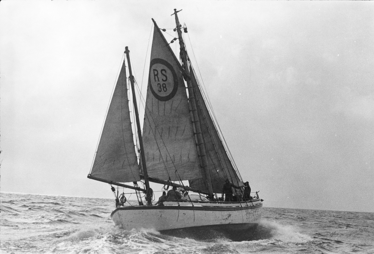 Anders Beer Wilse, Redningsskøyta "Biskop Hvoslef" for fulle seil i Lofoten.