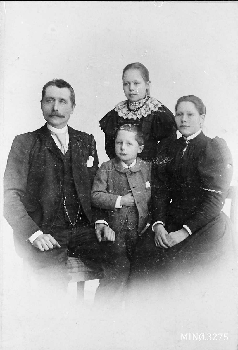 Jo Øvergaard, Familiebilde