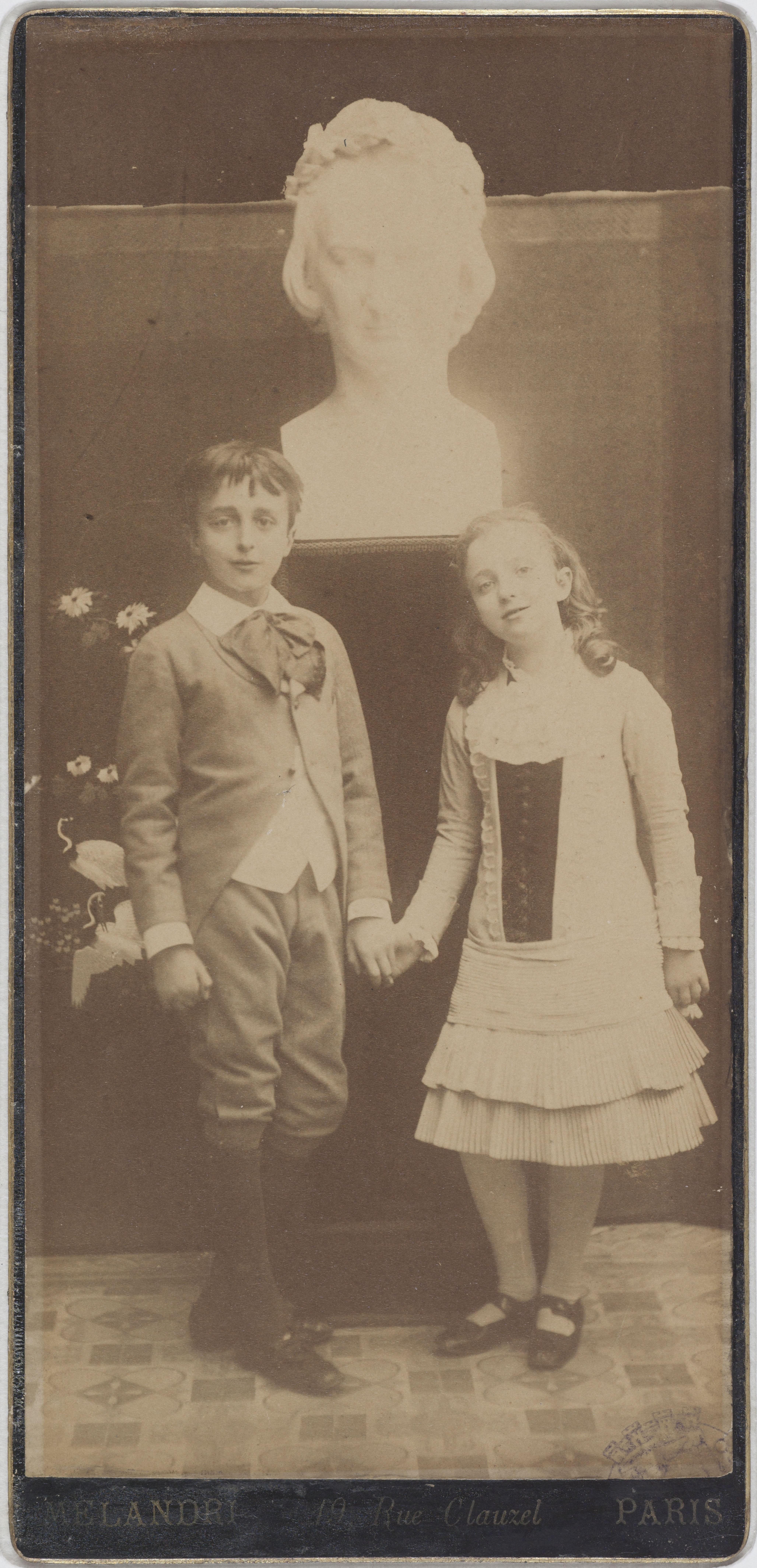 Achille Melandri, Georges et Jeanne Hugo devant le buste de Victor Hugo par David d'Angers