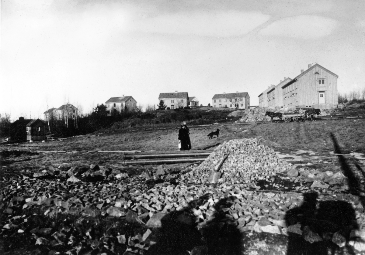 Nanna Broch, Holtet Haveby, Bekkelagshøgda Oslo under bygging. Oppført 1924-28, arkitekt. J.C.Kielland. Fra boliginspektør Nanna Brochs boligundersøkelser i Oslo 1920-årene.