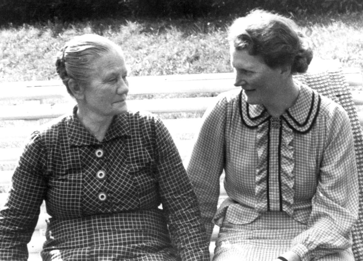 Anna Grostøl, Odnes Land, Oppland 1938. Dagny Grostøl og fru Jensen.