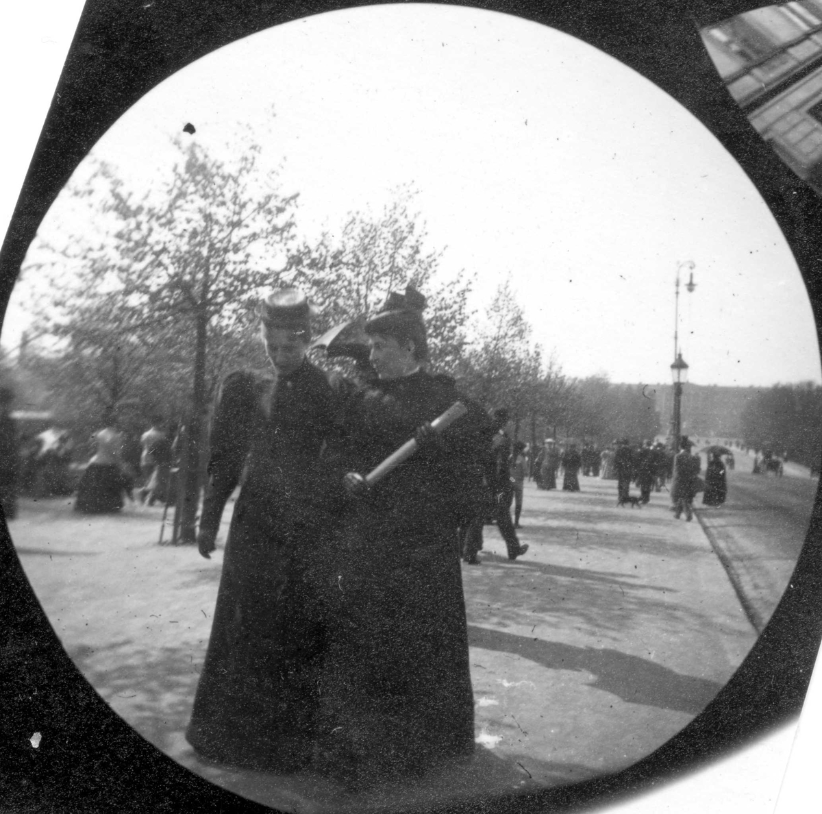 Fredrik Carl Mülertz Størmer, Frk Brodtkorp, senere fru Grøntvedt, til venstre, og en kvinne spaserer på fortau langs Karl Johan, Oslo.