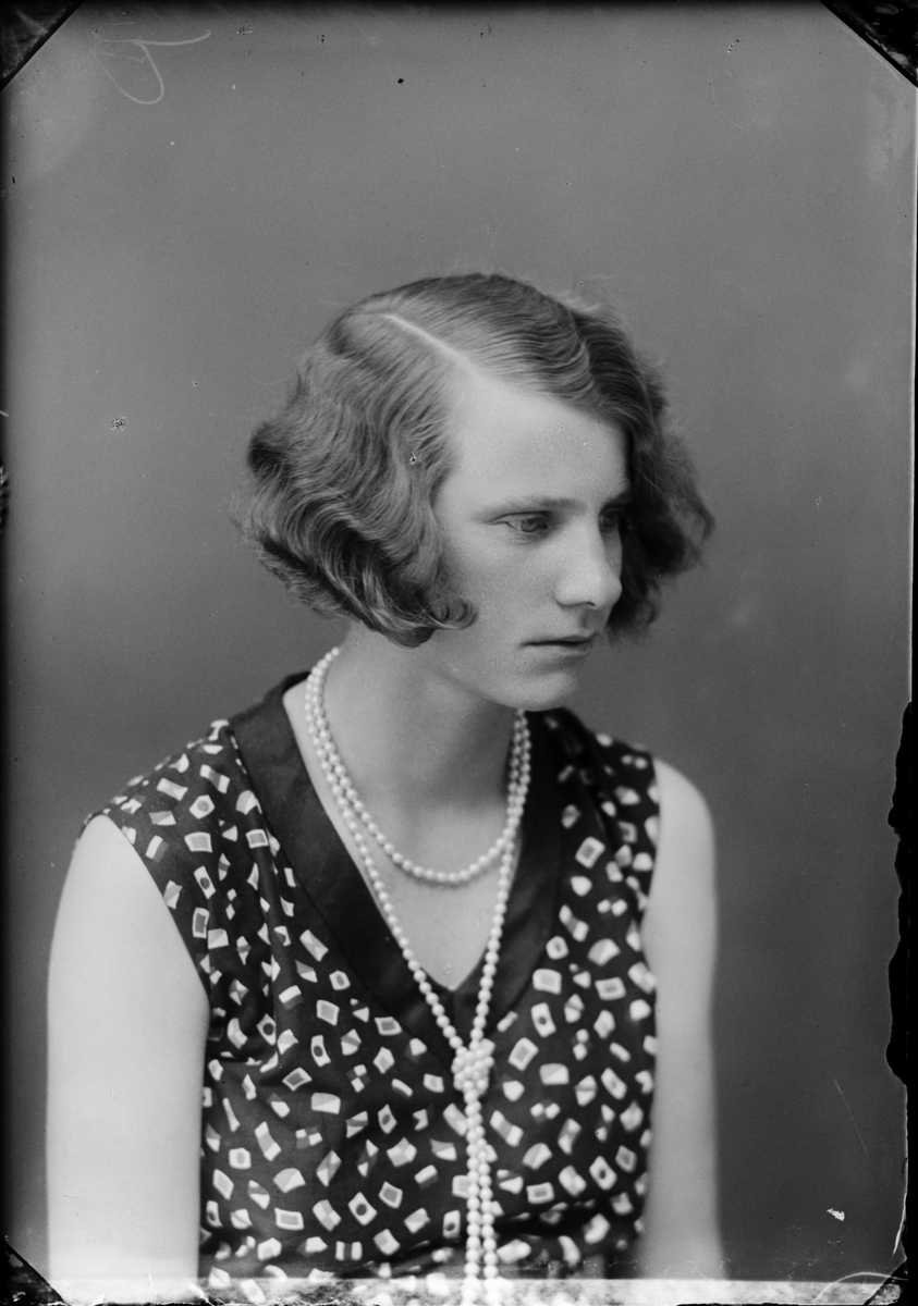 Skötsner-Edhlund, Ateljéporträtt - Maja Andersson från Löhammar, Harg socken, Uppland 1930