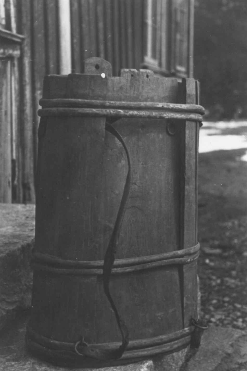 Anna Grostøl, "Mjølstrykkje", melbeholder av tre til bære mel i fra kværna og hjem. Åseral, Vest-Agder 1943.