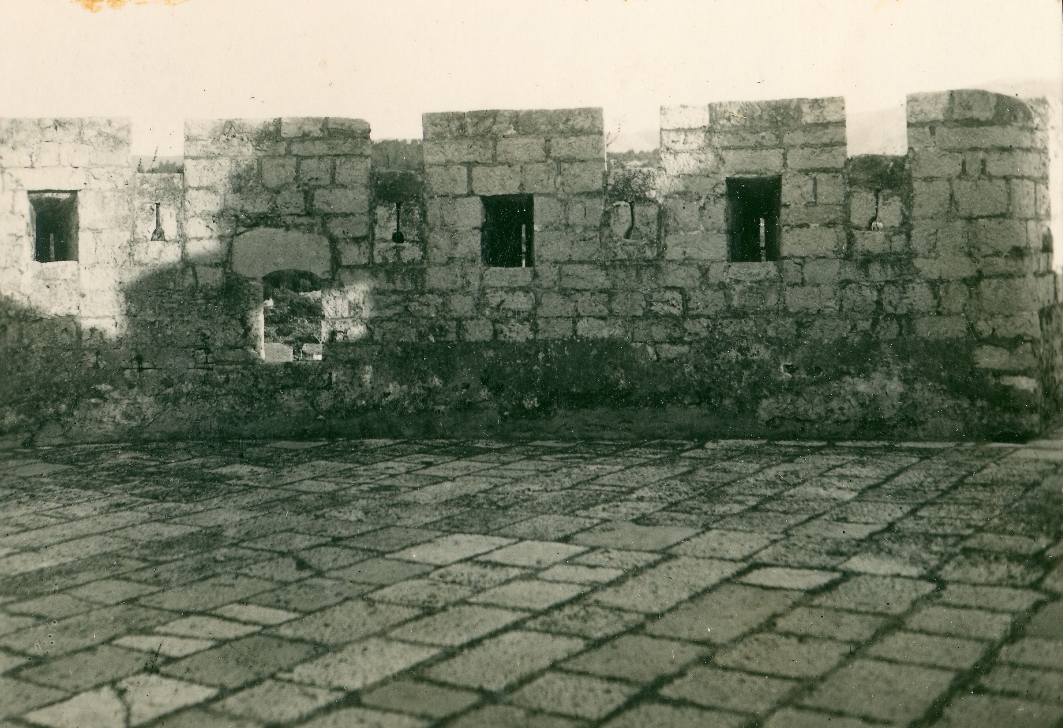 Većeslav Henneberg, Vrboska - Crkva župna sv. Lovre, detalj kruništa s puškarnicama