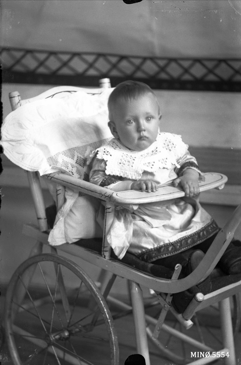 Oscar Holte, Portrett, person, klær,