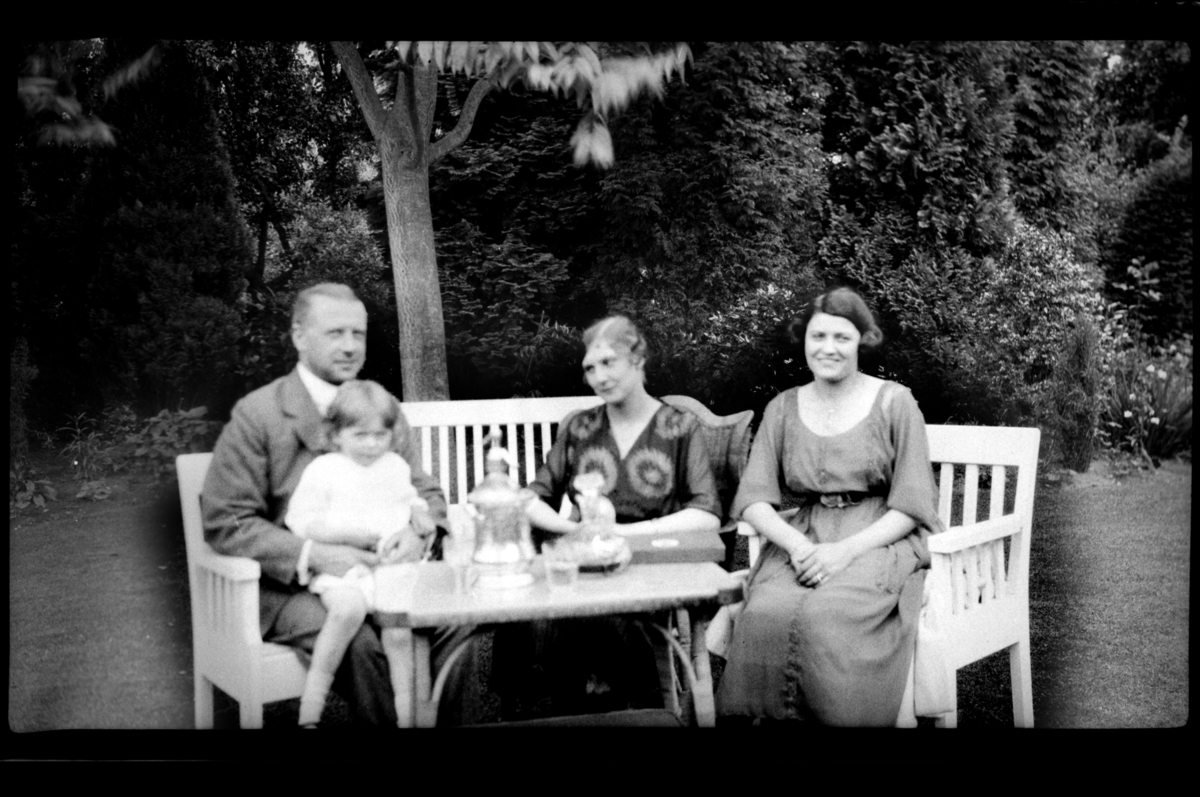 Rolf Sr. Sundt, Finn Sundt med sin datter Elsa, svigerrinne Hilda og hustru Olive Sundt rundt et hagebord . Fotografert ca. 1920.