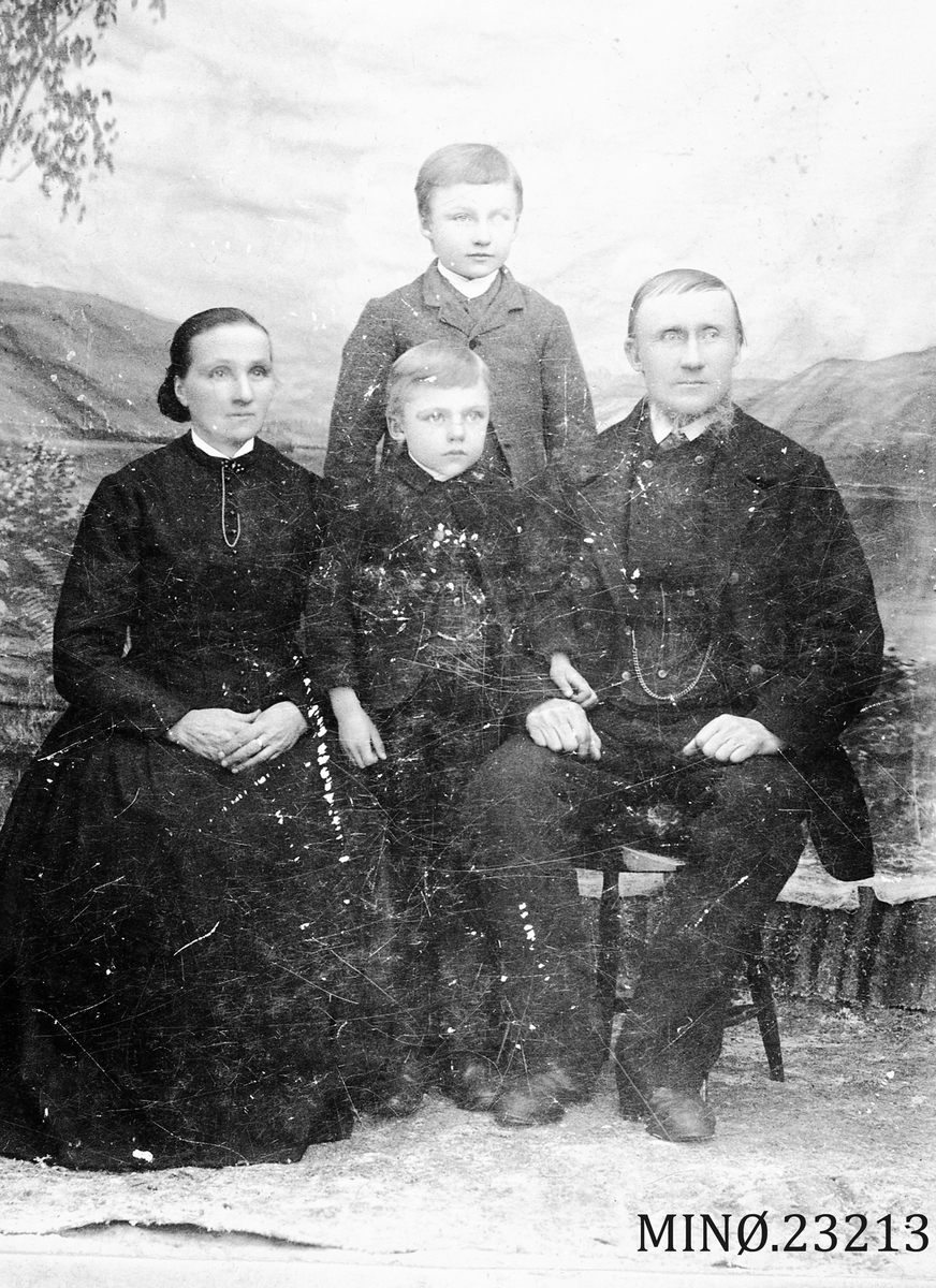 Henrik Augustinsson Stinessen, Familiebilde - Marit og Johannes Grue, Dalsbygda, med barna Per og Jo