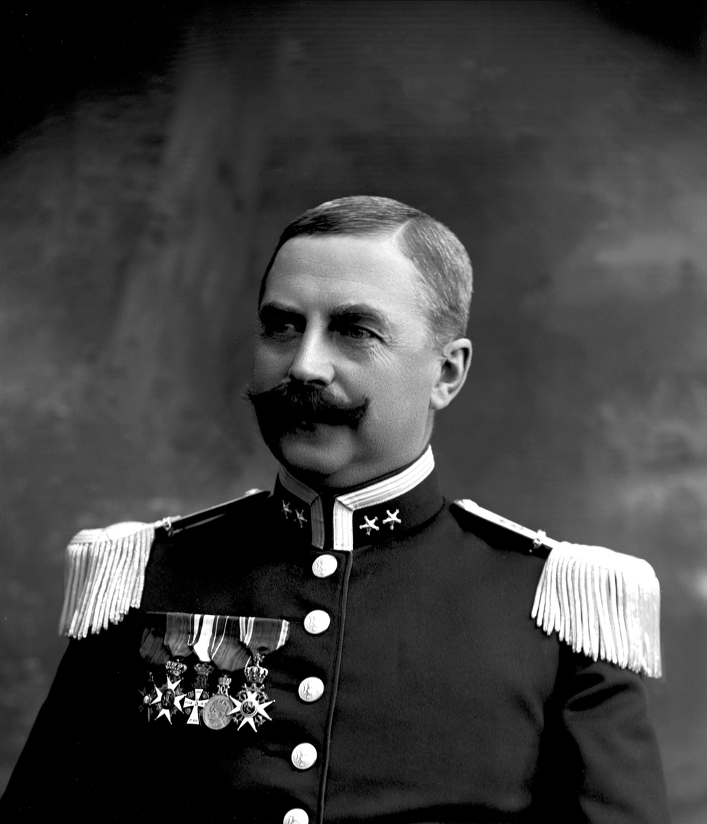 Gustav Borgen, Portrett, Ivar Aavatsmark i uniform som oberstløytnant.