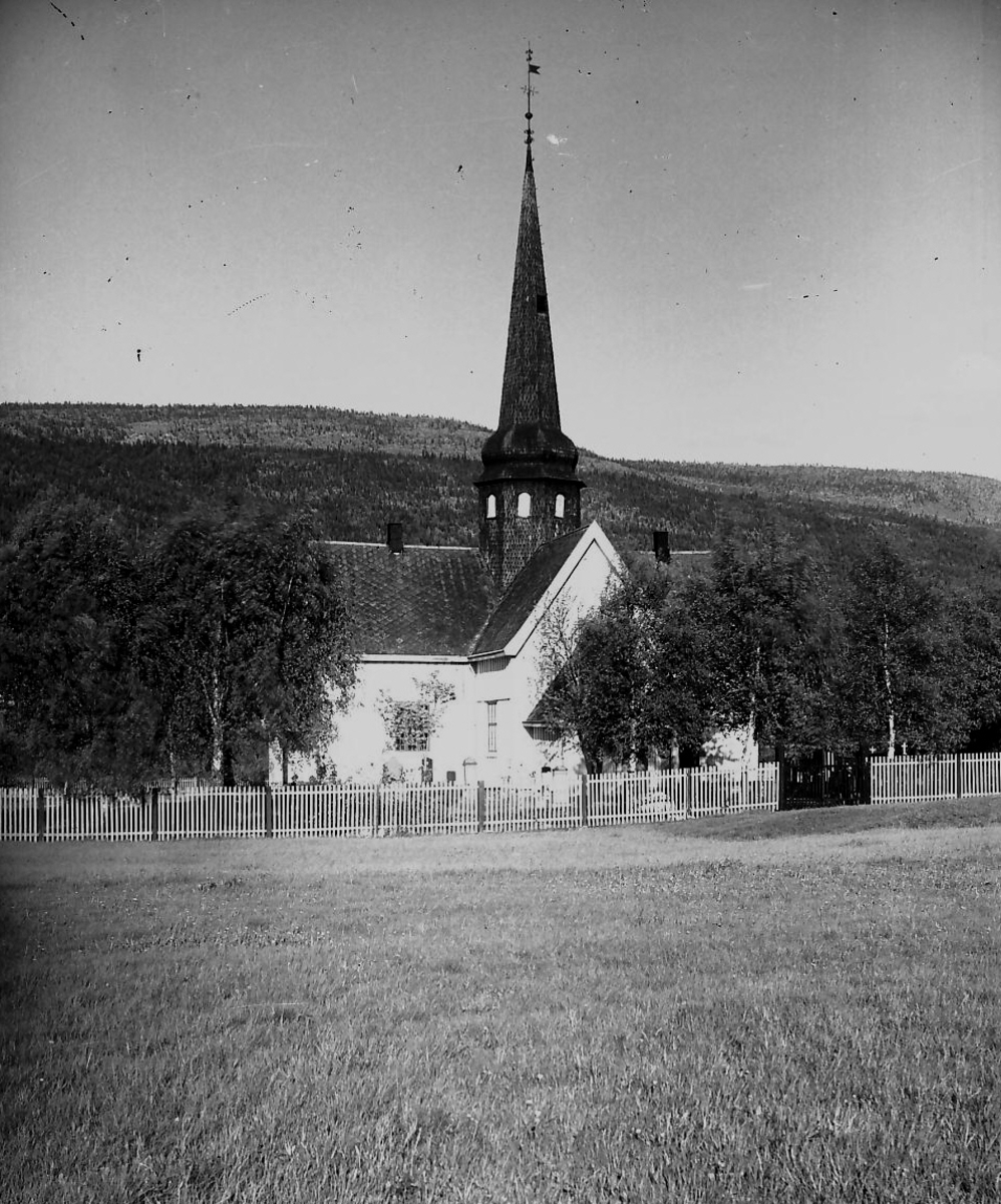 Per K. Lien, Ytre Rendal kirke, kvitmalt men med mørk, sponkledt tårnfot.