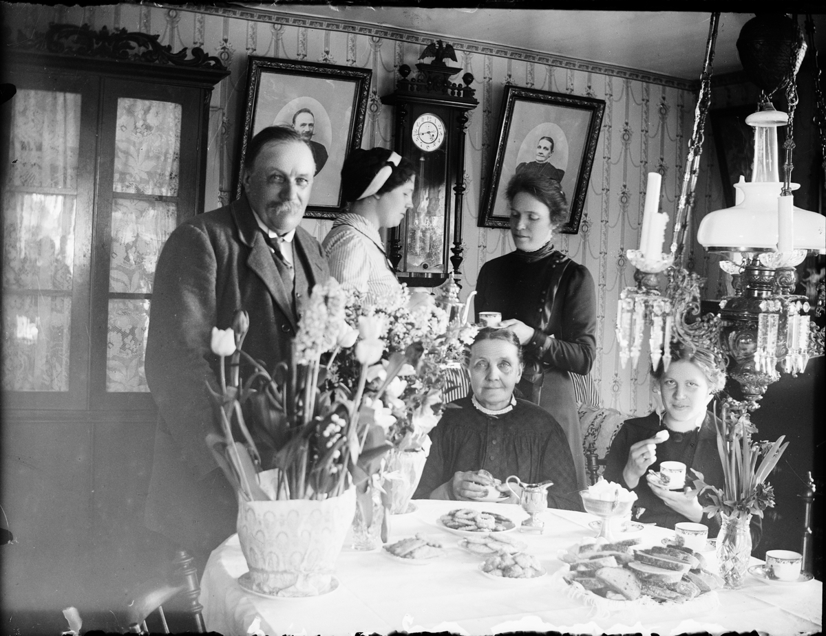 Skötsner-Edhlund, Familjen Borg bjuder på kaffe med dopp, Sanda, Harg socken, Uppland