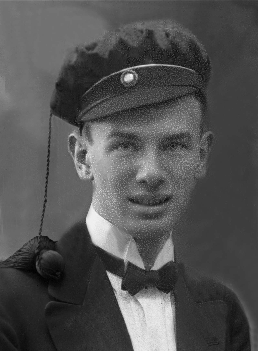 Gustav Borgen, Portrett, mann med studenlue. Egil Baye-Jensen.