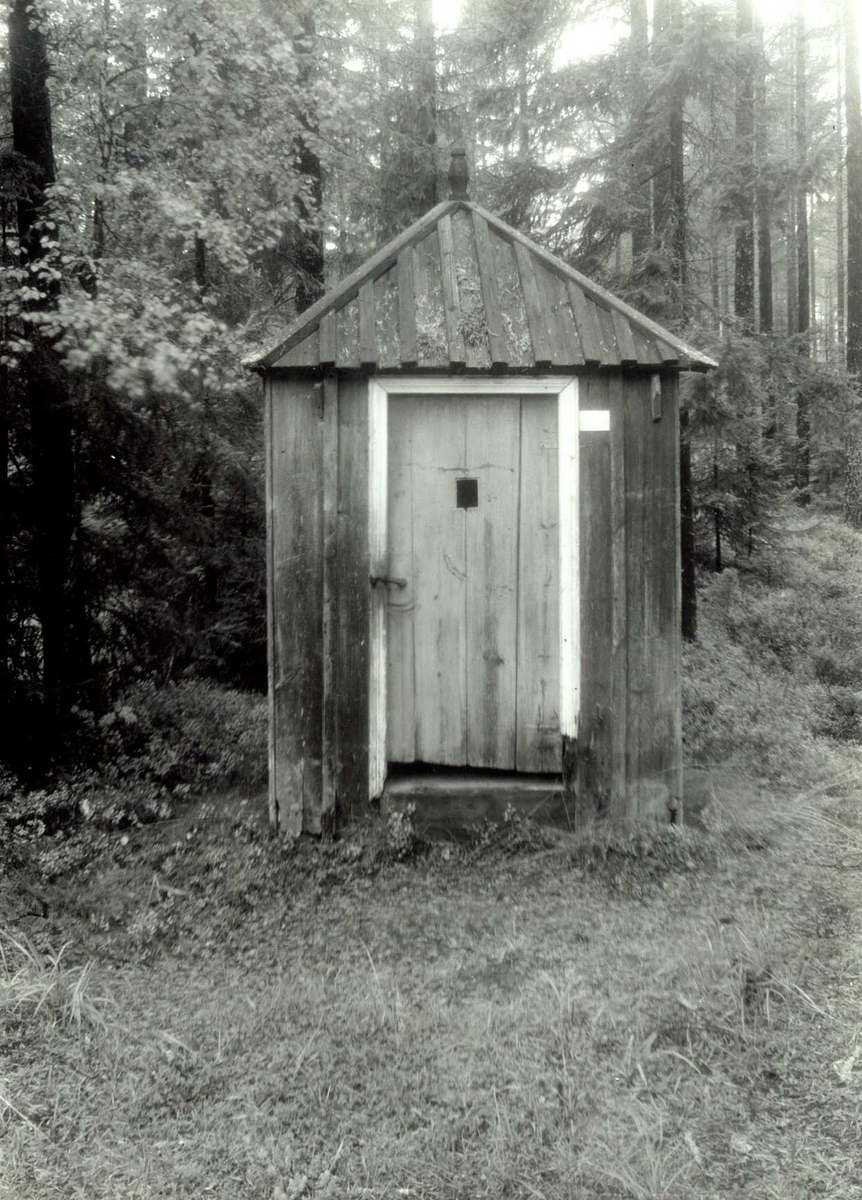 Gisle Midttun, Nordby, Elverum, Sør-Østerdal, Hedmark. Utedo. Nå på Glomdalsmuseet.