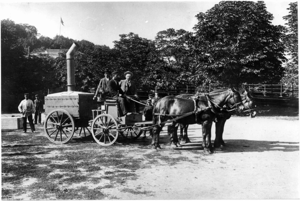 Narve Skarpmoen, Hærens feltbakeri, Verdal, Nord-Trøndelag, ca.1900. Feltmanøver med bakerovn trukket av hester i Trondheimsdistriktet. Bakermester Haakon Hansen, A. Hansens Bakeri på manøver.