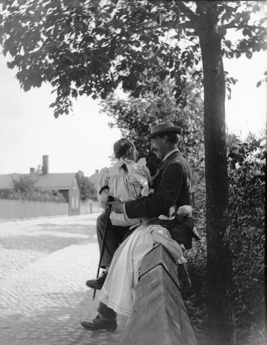 Carl Liljefors, Ivar Arwidsson with Carin and Signe Liljefors, SvartIsI, Uppsala 1900 - 1901