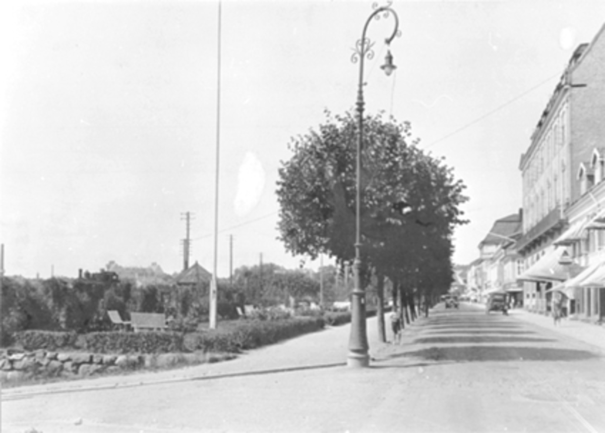 Anno Domkirkeodden, STRANDGATA. STRANDGATEHAGENE, BILER, GATELYS, FRA VICTORIA HOTEL TIL A. STEEN.