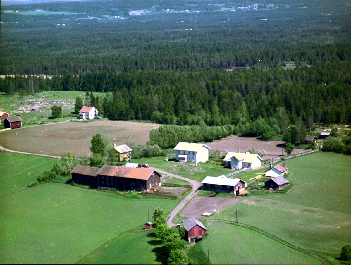 Widerøes Flyveselskap A/S, FLYFOTO VÅLE SØNDRE, STANGE