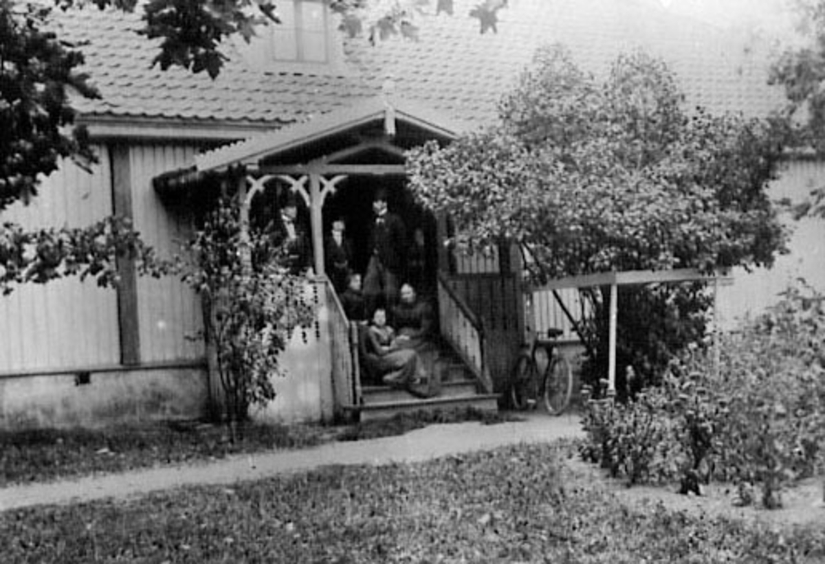 Anno Domkirkeodden, GRUPPE: 6, FAMILIEN ARSTAD PÅ VERANDA, ARSTAD SØNDRE, NEDERST: SIGRID ARSTAD FØDT:1888, TIL HØYRE: LISE ARSTAD FØDT : 1845, BORGHILD ARSTAD, FØDT :1886, BAK: UKJENT, SIGURD ARSTAD, FØDT:1884, TIL SLUTT DIDRIK ARSTAD FØDT: 1872.