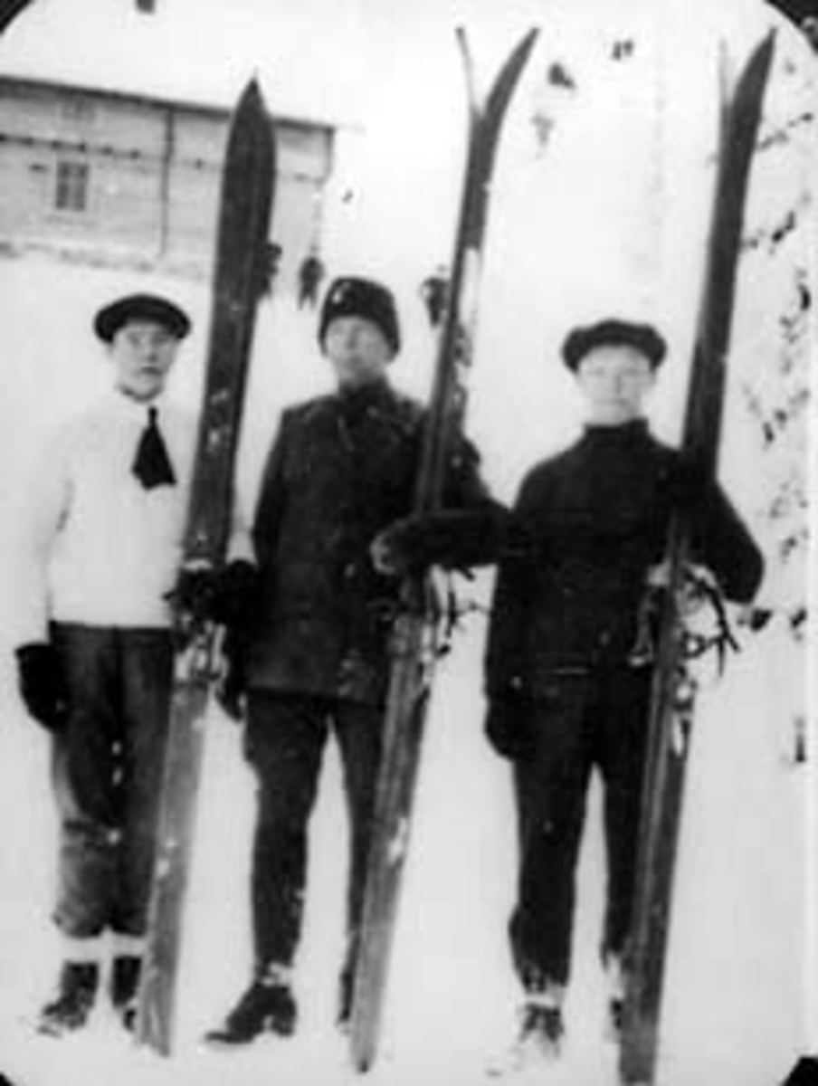 Anno Domkirkeodden, GRUPPE: 3 MENN MED SKI, FRA VENSTRE: HARALD NØKLEHOLM, MARTIN NØKLEHOLM, JOHAN NØKLEHOLM, NØKLEHOLM