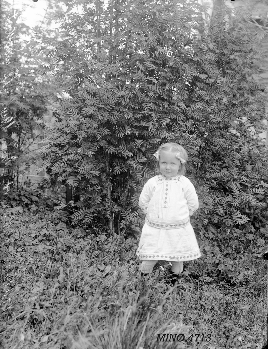 Peder J. Bredalslien, personer, klær, skog, barn, barnekjole