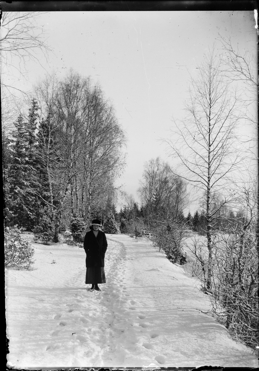 Skötsner-Edhlund, Sara Edhlund i snöigt landskap, Östhammar, Uppland
