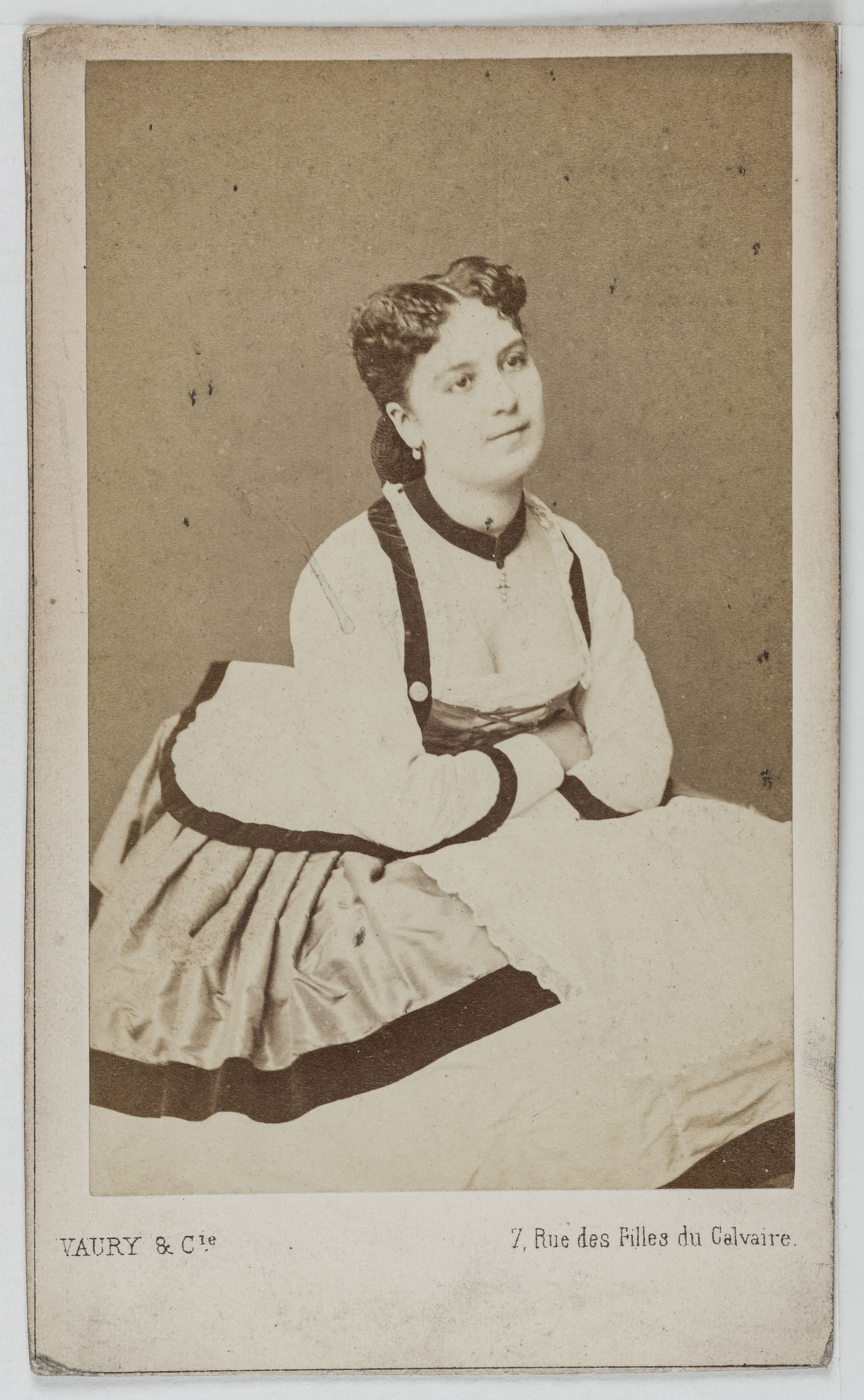Vaury et Cie, Portrait d'Hortense Neveux, actrice de théâtre entre 1865 et 1876.