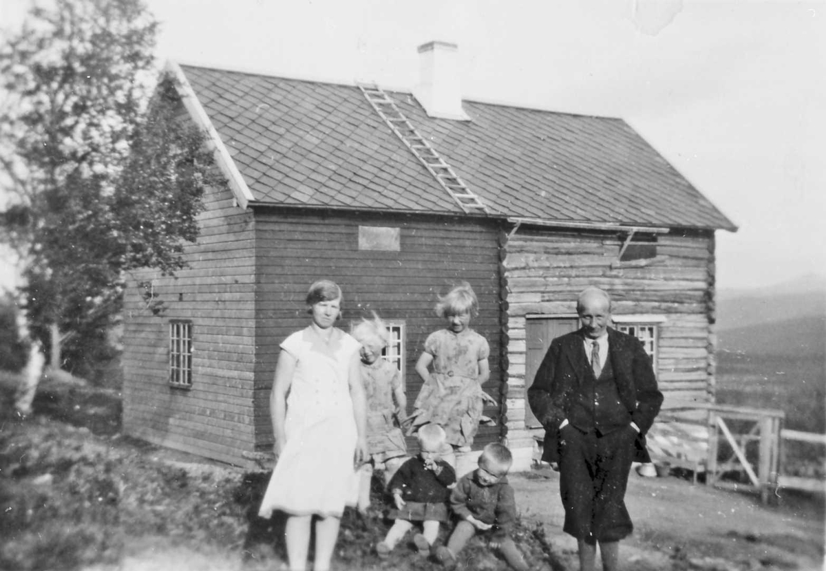 Rachel Haarseth, Personer, klær, bolighus, stige.