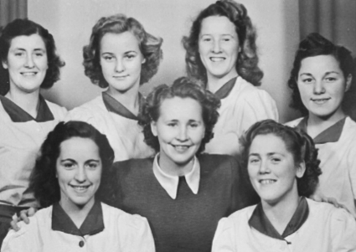 Anno Domkirkeodden, GRUPPE, BRISKEBY DAME HÅNDBALL-LAG, HAM-KAM. 7 KVINNER. FORAN F. V. INGER STENSRUD, ANNA JACOBSEN, NORA SIGSTAD. BAK F. V. SIGNE REINFJORD, RUTH HALL, GERD TANGEN, KARIN WINQUIST. SE OGSÅ NO-29272-01
