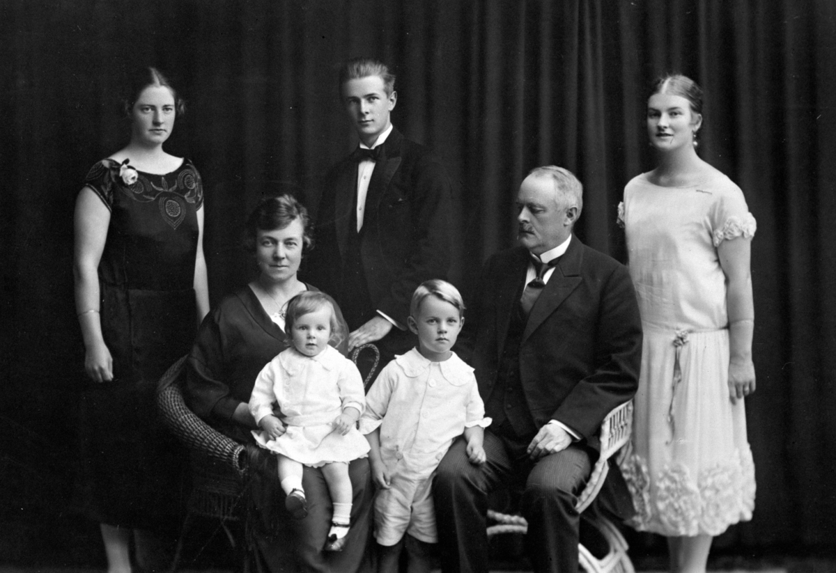 Anno Domkirkeodden, Portrett, banksjef Nils Erik Flakstad m/familie. Tidligere reg. HH 303/56. Flakstad stortingsmann 1920-27. Nils Erik Flagstad banksjef f. 1876, Oddbjørg f. Kilde, Esther f. 1903, Hjørdis f. 1904, Nils Erik f. 1907 billedhogger, Gunerius Andreas f. 1922, Ragnvald f. 1924. Hamars historie side 397. S…