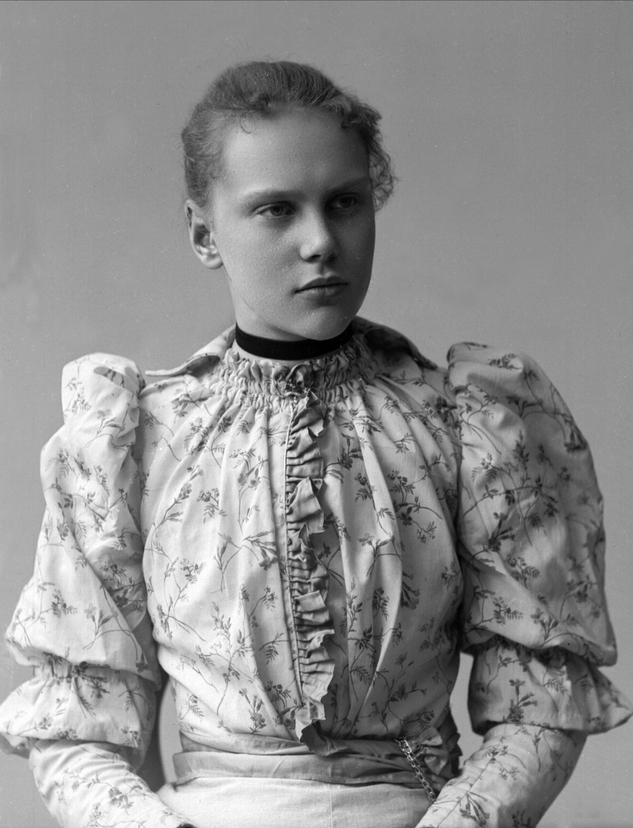 Gustav Borgen, Martha Nickelsen f. 1875 i Kristiania. Datter av skolebestyrer og senere resederende kappellan, Niels Stockfleth Schultz Nickelsen (1834-1917).