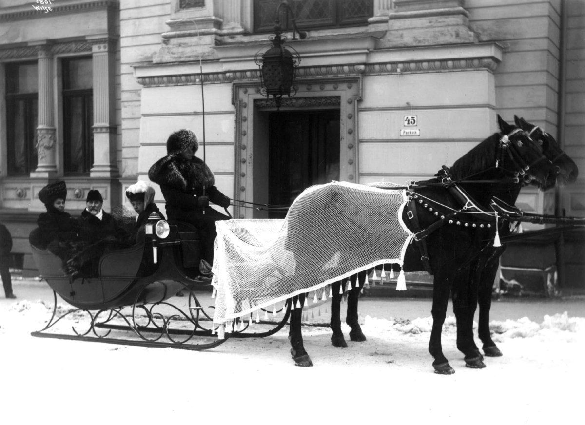 Anders Beer Wilse, Slede, Victoria-sluffe, og hester med sledenett, i Parkveien i Oslo.Vinter og snø.