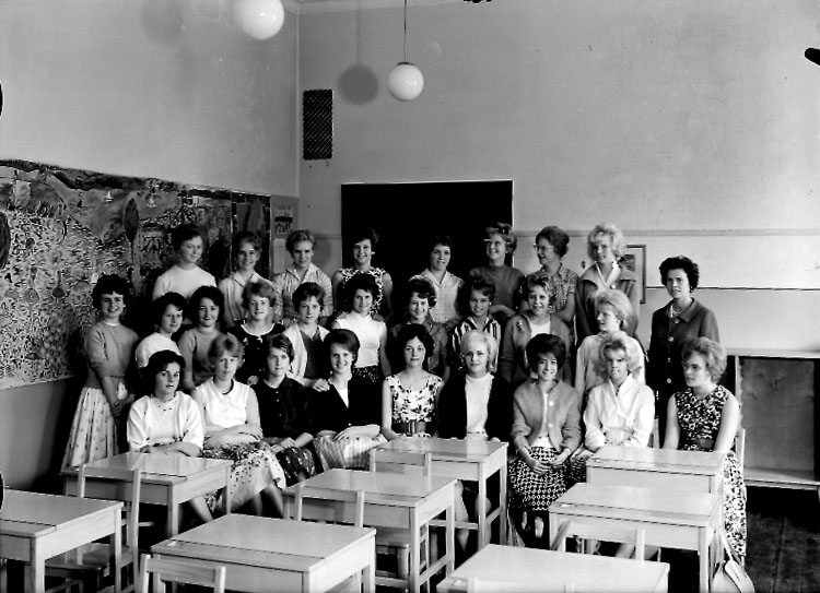 Sven Lindskog, Klassrumsinteriör, 27 flickor med lärarinna.
