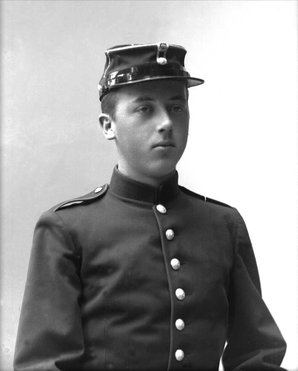 Gustav Borgen, Portrett, mann i kadettuniform.